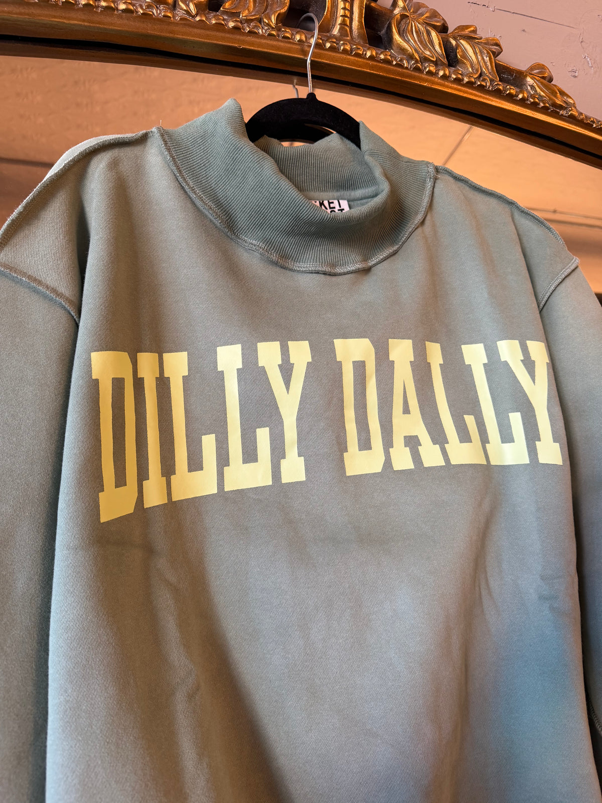 Dilly Dally Mockneck