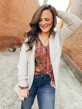 Load image into Gallery viewer, FLORAL BUTTON DOWN